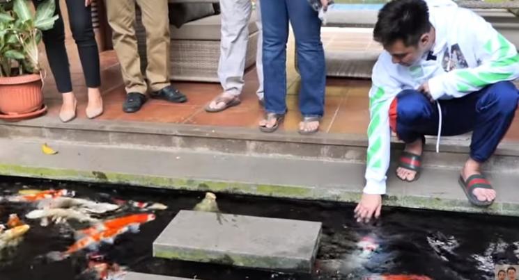 Baim Wong kagum dengan kolam berisi Koi. [YouTube]