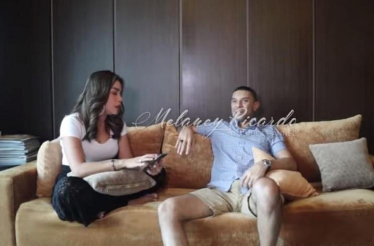 Didi Riyadi saat ditanyai hubungan dengan Ayu Ting Ting. (Youtube/Melaney Ricardo)