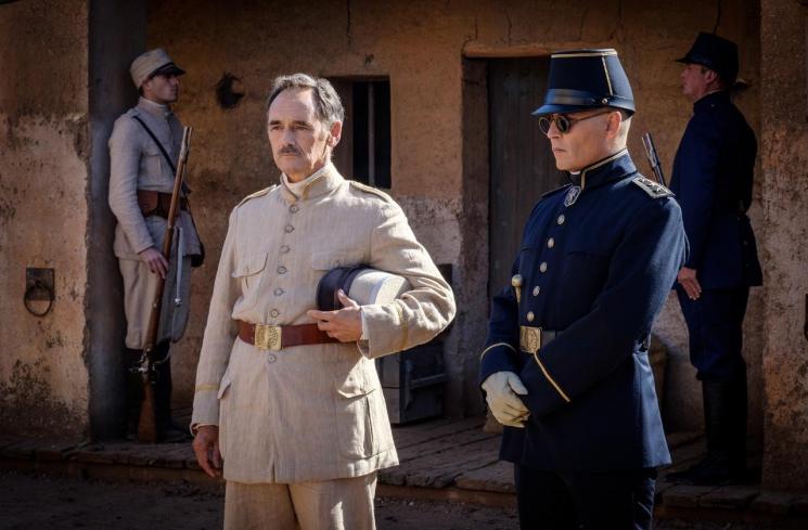 Johnny Depp (kanan) dalam film Waiting For the Barbarians.