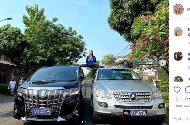 Inul pamer pose split di atas mobil. (Instagram/@Inul.d)