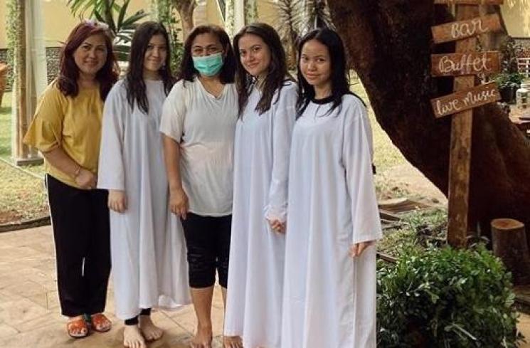 Marsha Aruan berfoto bareng sahabat usai dibaptis. [Instagram]