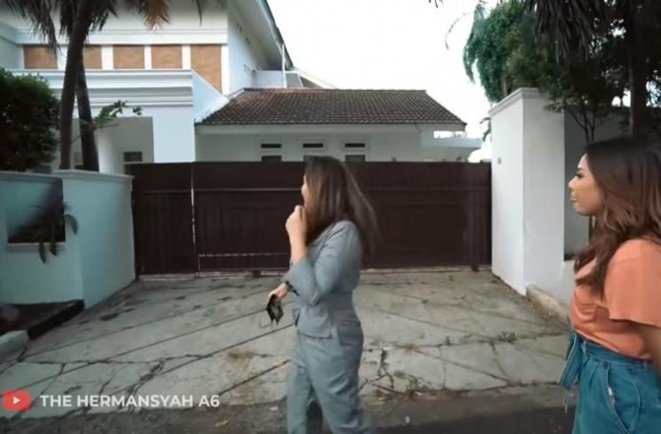 Rumah masa kecil Ashanty (YouTube/TheHermansyah)
