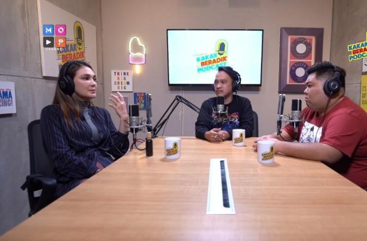 Luna Maya dalam Kakak Beradik Podcast (YouTube/MOPChannel)