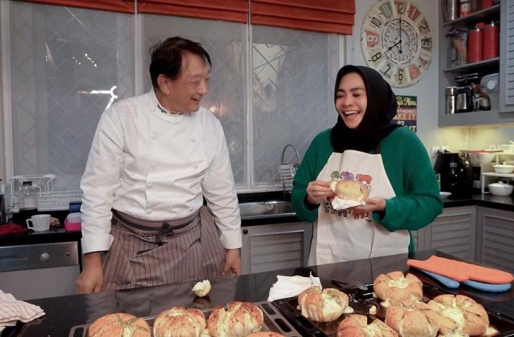 Mama Rieta bersama chef Yongki (Instagram/Rieta_amilia)