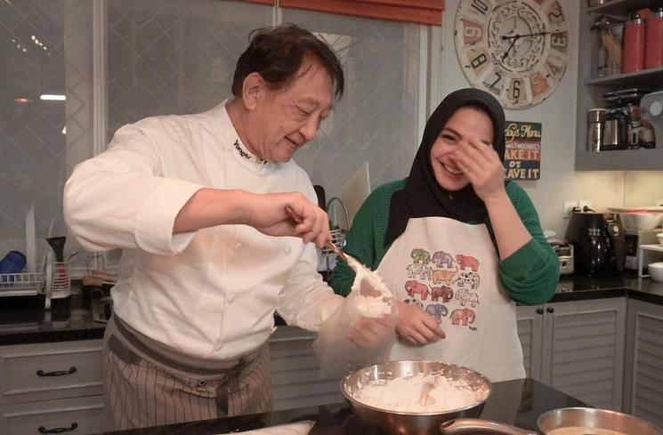 Mama Rieta bersama chef Yongki (Instagram/Rieta_amilia)