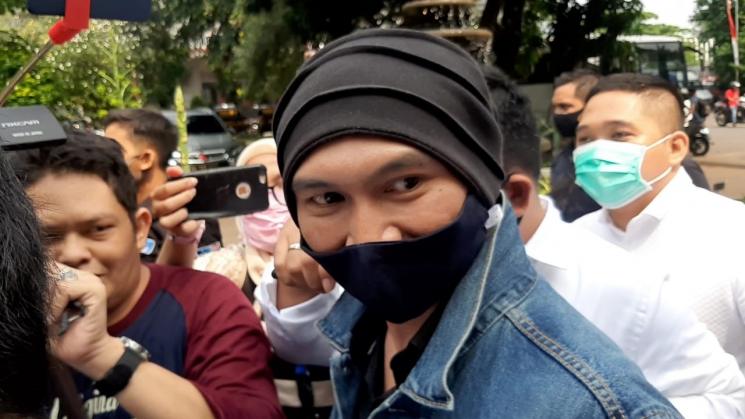 Anji sesaat sebelum menjalani pemeriksaan di Polda Metro Jaya [Matamata.com/Evi Ariska]