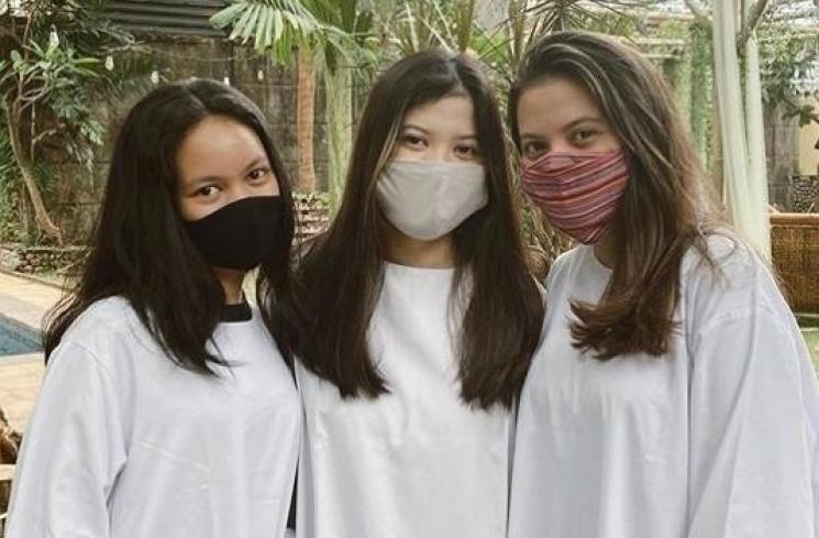 Marsha Aruan berfoto bareng sahabat usai dibaptis. [Instagram]