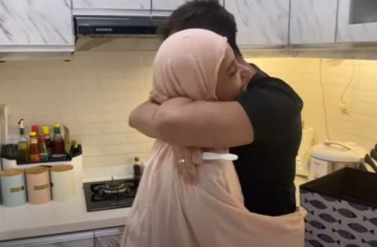 Fairuz hamil anak ketiga (YouTube/SonFai Family)
