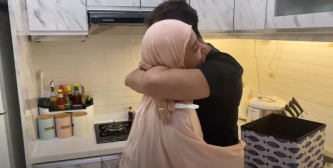 Fairuz hamil anak ketiga (YouTube/SonFai Family)