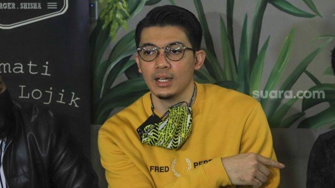 Irwansyah saat menjawab pertanyaan awak media dalam jumpa pers yang digelarnya terkait kasus penggelapan dana dengan Pengusaha Medina Zein di Kawasan Tebet Timur, Jakarta Selatan, Rabu (12/8). [Suara.com/Alfian Winanto]