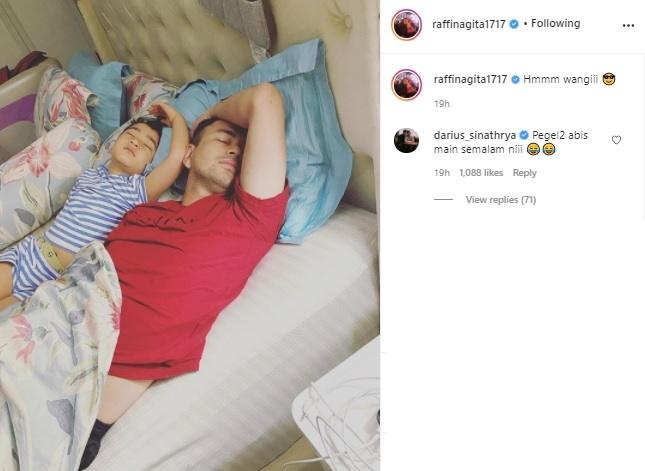 Pose tidur Raffi Ahmad dan Rafathar. (Instagram/@raffinagita1717)