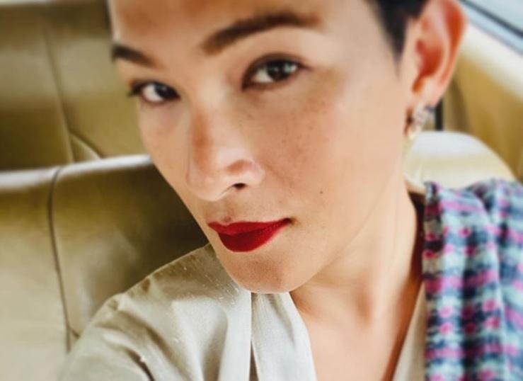 Oscar Lawalata tampil feminim. (Instagram)