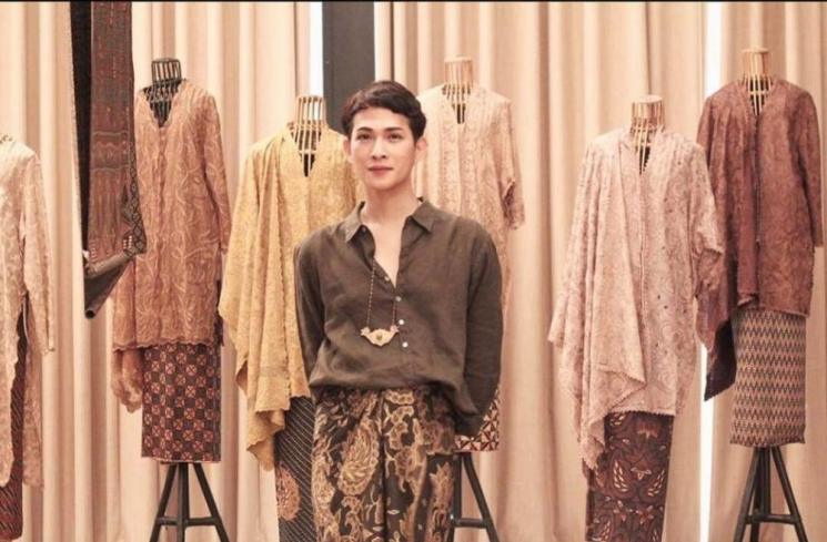Oscar Lawalata yang tampil feminim dengan rok batik. (Instagram)