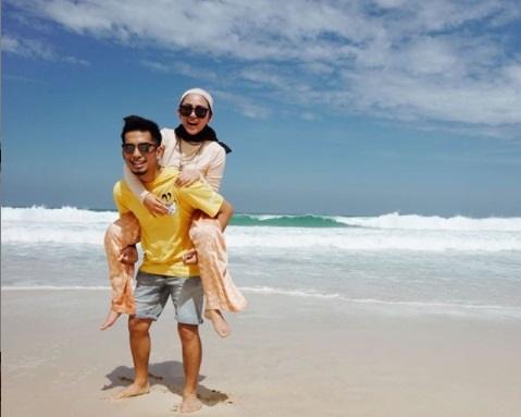 Rachel Venya dige dong suami di pantai Resor Nihi Sumba. [Instagram]