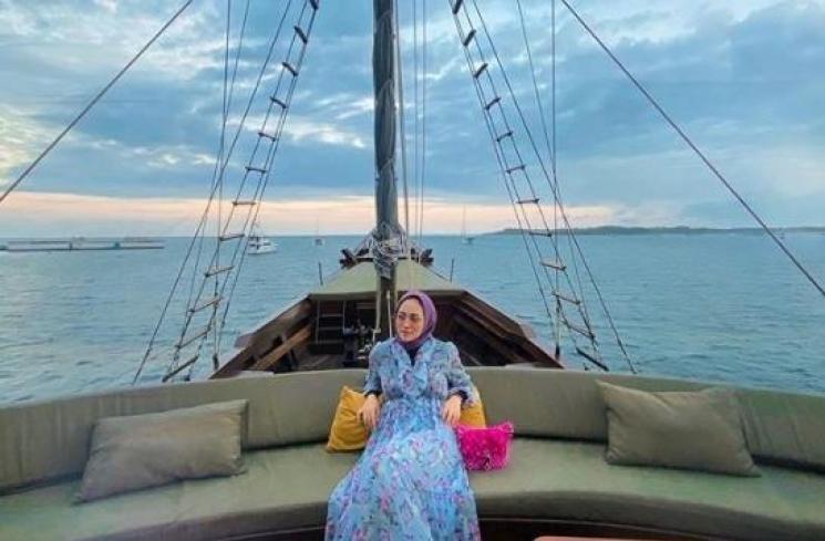 Rachel Venya santai di atas perahu pinisi di Resor Nihi Sumba. [Instagram]