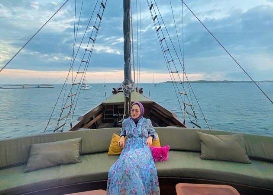 Rachel Venya santai di atas perahu pinisi di Resor Nihi Sumba. [Instagram]