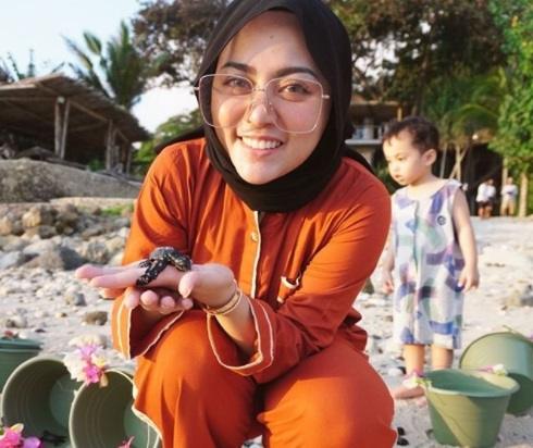 Rachel Venya bermain dengan kura-kura kecil. [Instagram]