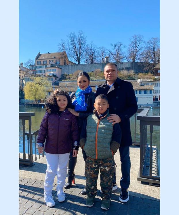 Krisdayanti, Raul Lemos, Amora dan Kellen (Instagram/@krisdayantilemos)