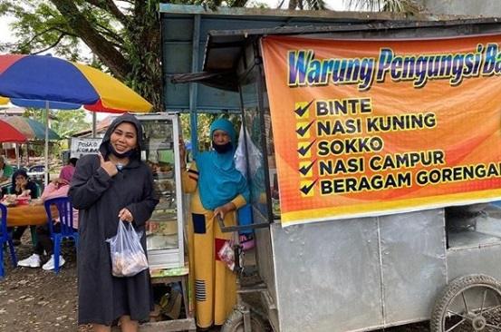 Evi Masamba berpose dengan tantenya yang menjadi korban banjir bandang. [Instagram]