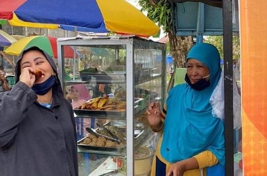 Evi Masamba bersama tantenya yang menjadi korban banjir bandang. [Instagram]