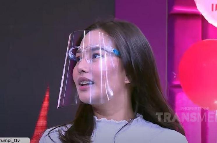 Dara Arafah terinspirasi hidung Syahrini. (Youtube/TransTVOfficial)