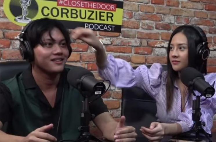 Anya Geraldine merapikan rambut Rizky Febian. [capture YouTube]