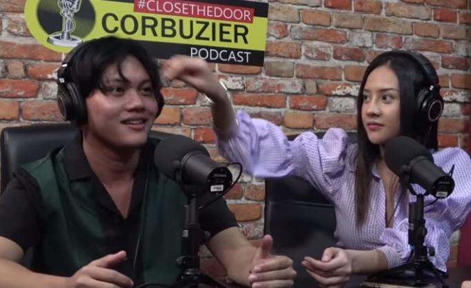 Anya Geraldine merapikan rambut Rizky Febian. [capture YouTube]