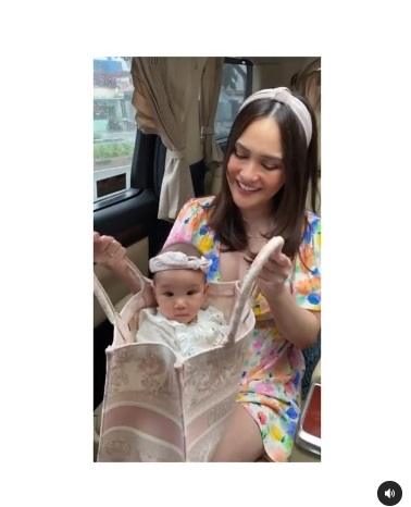 Shandy Aulia dan bayinya. (Instagram/@shandyaulia)
