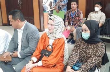 Jadi Saksi, Angel Lelga Mantap Peragakan Kronologi Penggerebekan