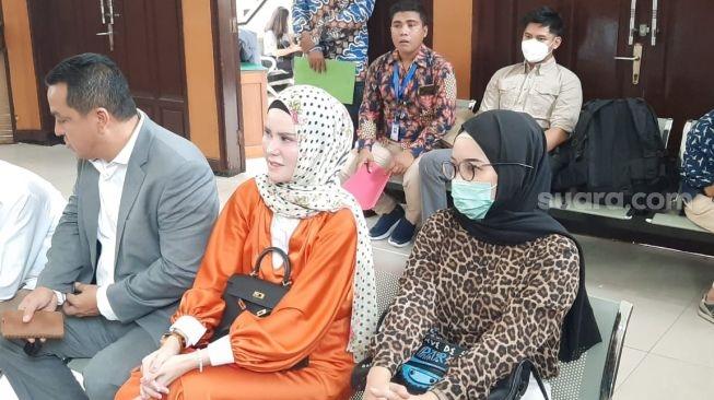 Angel Lelga menjadi saksi kasus pencemaran nama baik oleh Vicky Prasetyo. [Ismail/MataMata.com]
