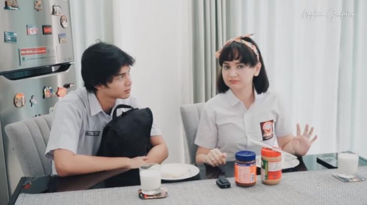 Angelica Simperler dan anak tirinya, Titan. (YouTube)
