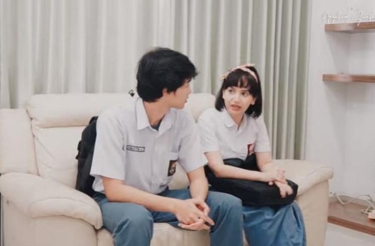 Angelica Simperler dan anak tirinya, Titan. (YouTube)