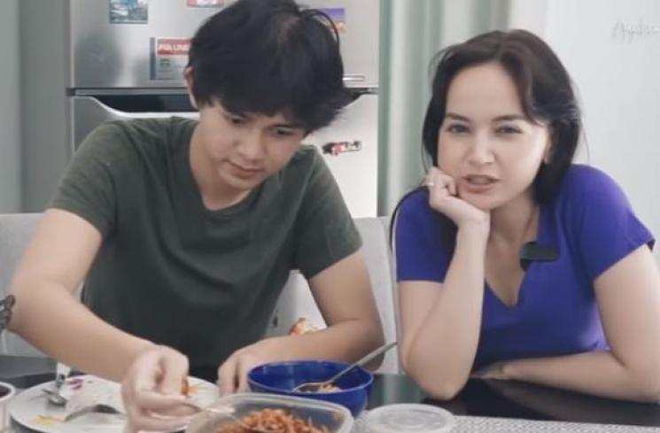 Angelica Simperler dan anak tirinya, Titan. (YouTube)