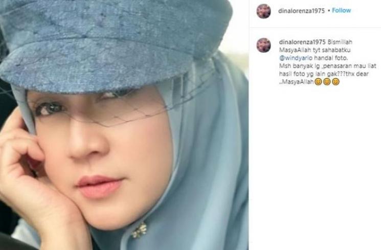 Gaya cetar Dina Lorenza. (Instagram/@dinalorenza1975)