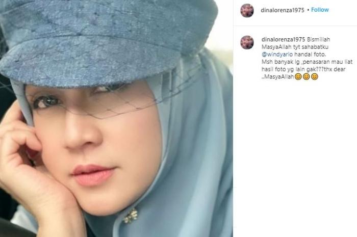 Gaya cetar Dina Lorenza. (Instagram/@dinalorenza1975)