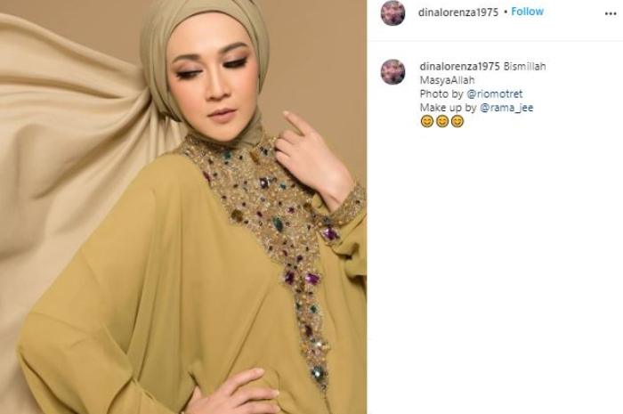 Gaya cetar Dina Lorenza. (Instagram/@dinalorenza1975)
