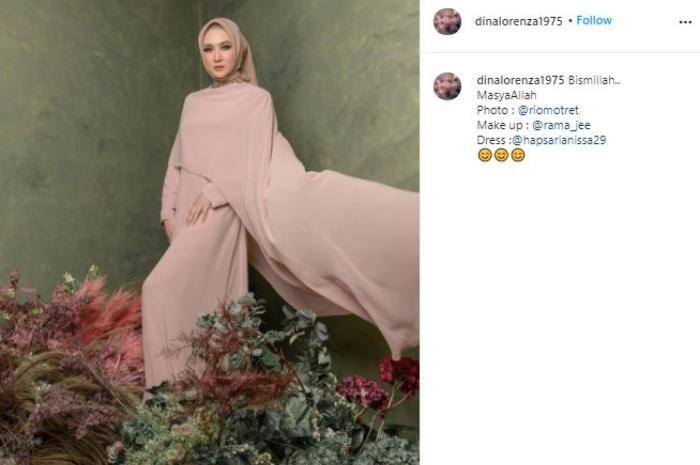 Gaya cetar Dina Lorenza. (Instagram/@dinalorenza1975)