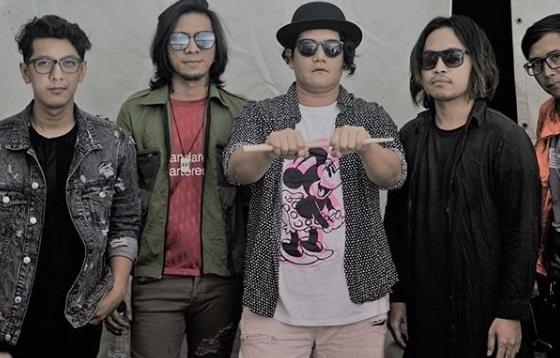 Anton (tengah) drummer band J Rocks. [Instagram]