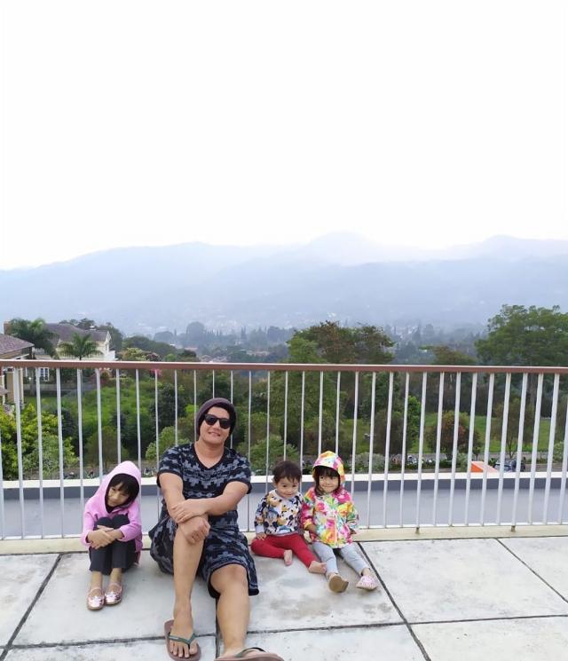 Anton J-Rocks dan anak-anak (Instagram/@antonjrocks.kelces)