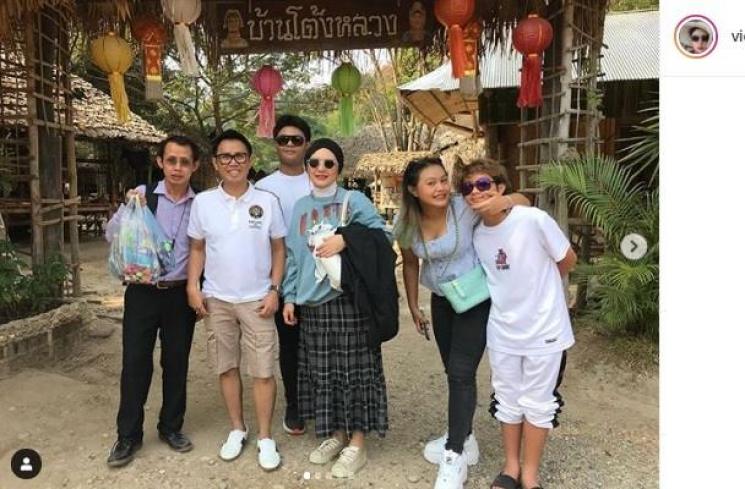Eko Patrio bersama istri dan anak-anaknya (Instagram/@viona__rosalina)