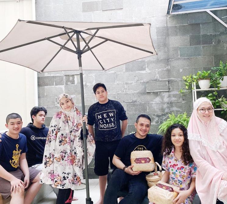 Lyra Virna dan Fadlan Muhammad bersama anak-anak (Instagram/@lyravirna)