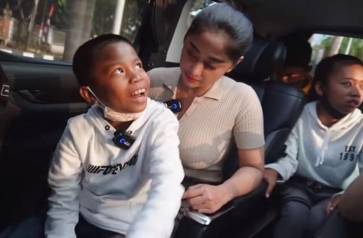 Dewi Perssik ajak Alwiansyah jadi anak angkat. (Youtube/DewiPerssikOfficial)