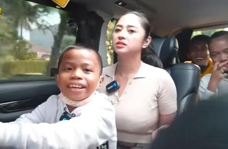 Dewi Perssik ajak Alwiansyah jadi anak angkat. (Youtube/DewiPerssikOfficial)