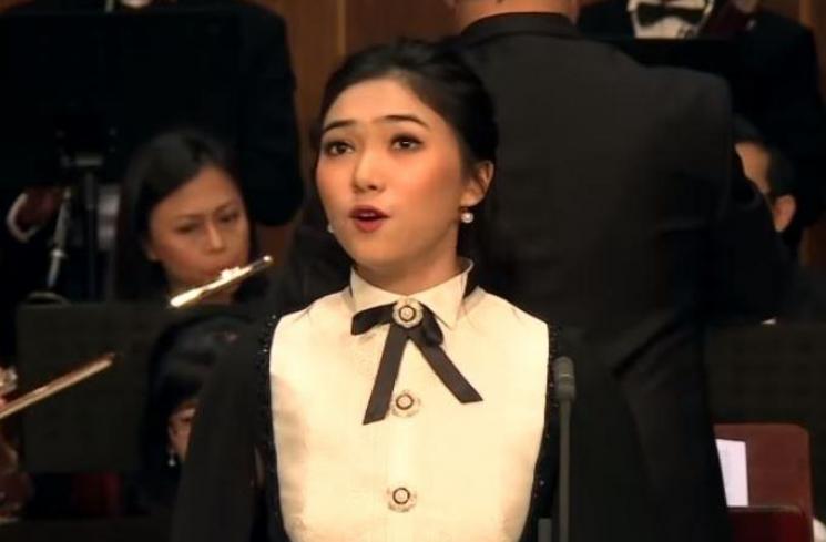 Isyana Sarasvati nyanyi opera. (Youtube/JakartaSinfonietta)