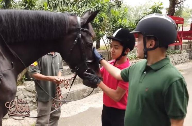 Gaya berkuda Betrand Peto. (Youtube/TheOnsuFamily)
