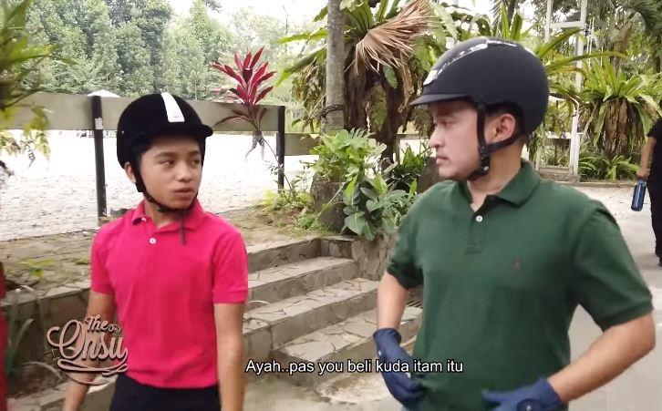 Gaya berkuda Betrand Peto. (Youtube/TheOnsuFamily)