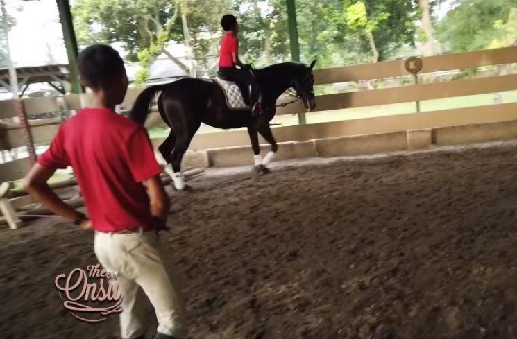 Gaya berkuda Betrand Peto. (Youtube/TheOnsuFamily)