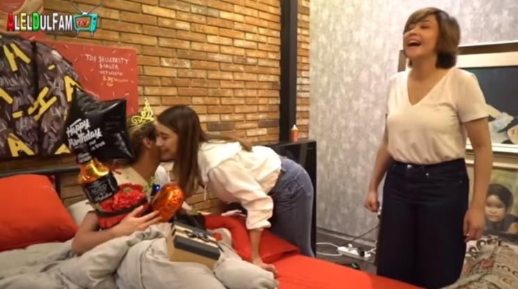 Amanda Caesa dan Dul Jaelani cipika cipiki. (YouTube/Al El Dul Fam TV)
