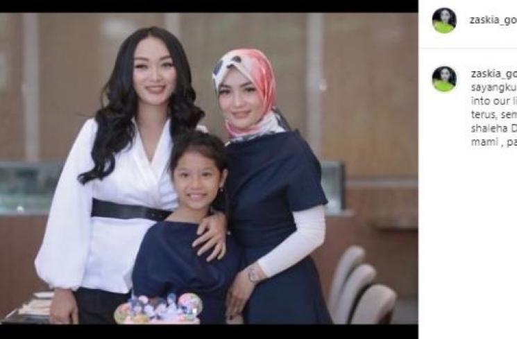 Zaskia Gotik dan Imel Putri Cahyati. (Instagram/@zaskia_gotix)