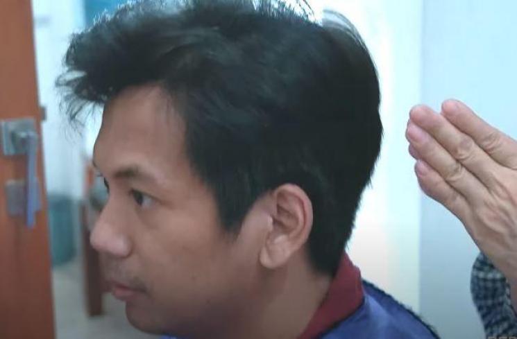 Potret Rian DMasiv dengan gaya rambut baru. (Youtube/RianEkkyPradipta)